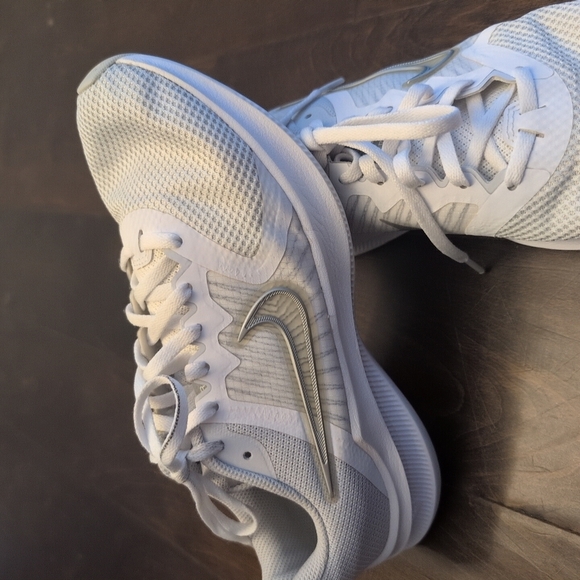 Nike White Athletic Shoes with Modern Design and Cushioned Support - Picture 4 of 8